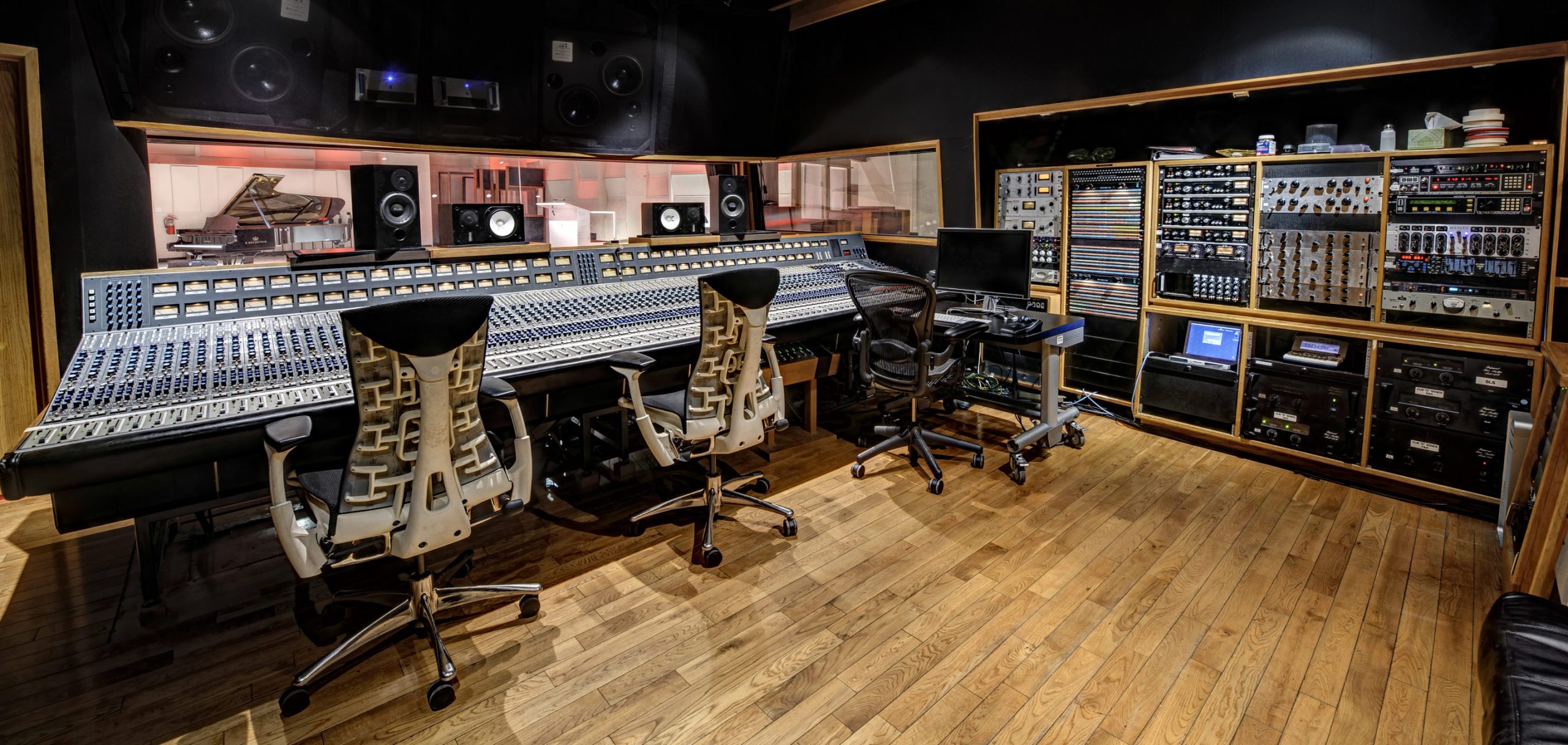 EASTWEST STUDIOS – reżyserka w Studio One | foto: EastWest Studios
